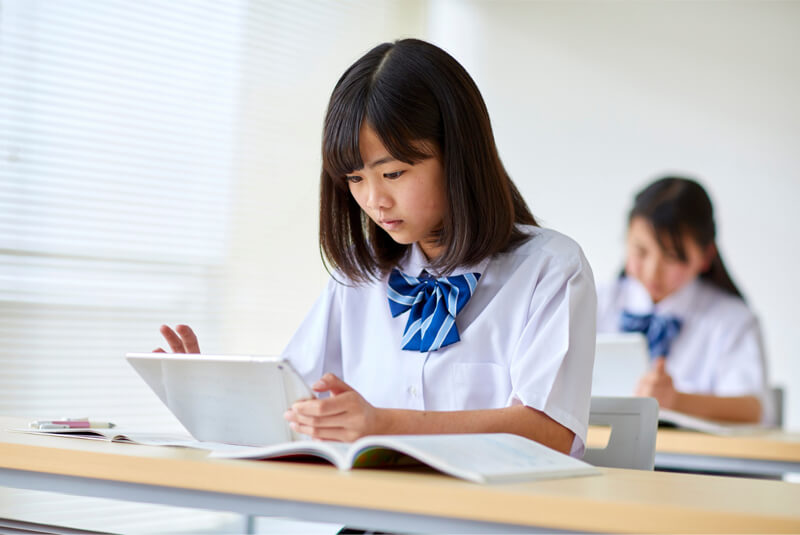 勉強している中学生女子